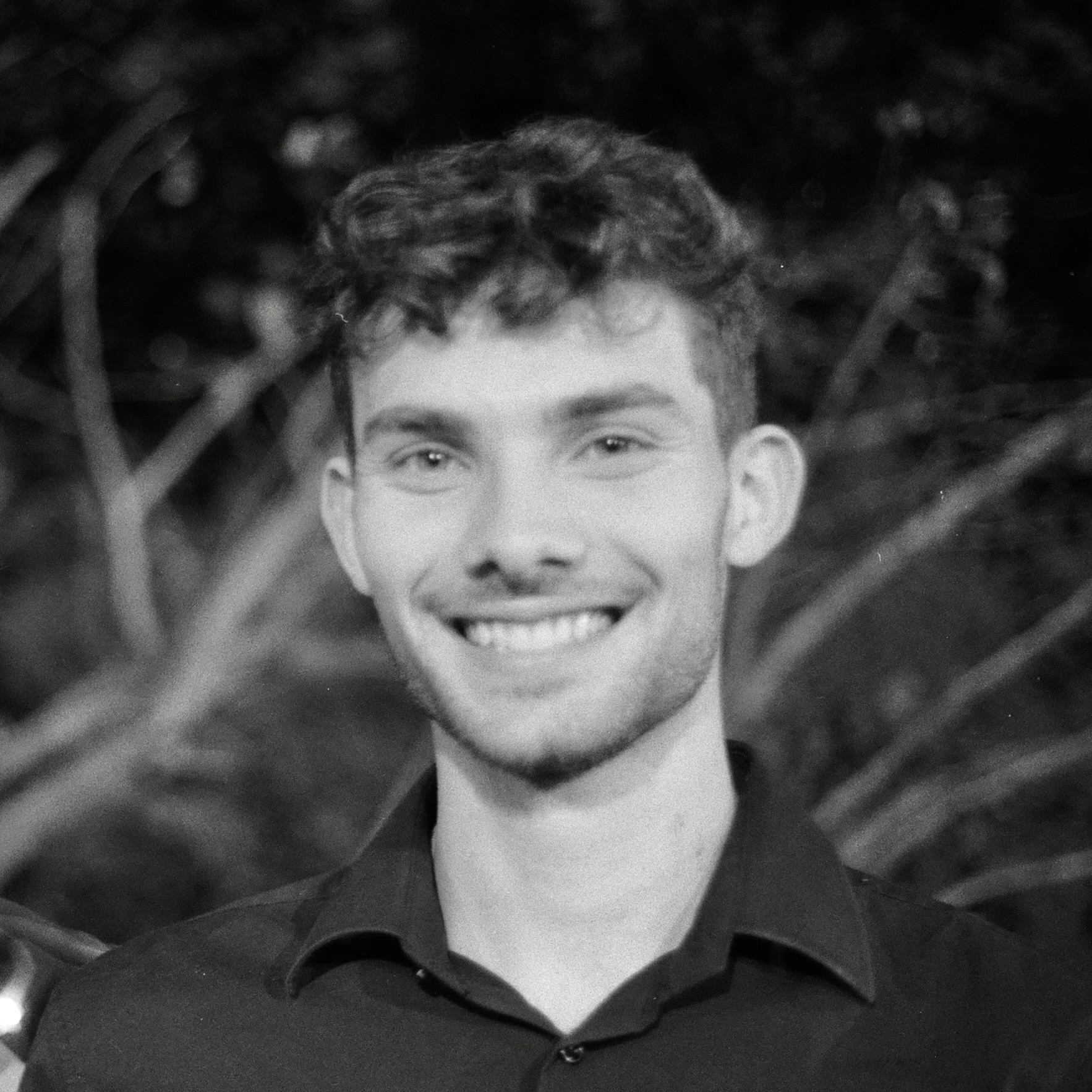 Portrait — Alexis H., contact et graphiste